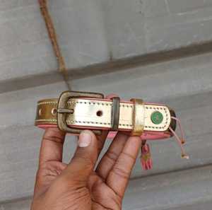 Nouvel Arrivage Collier pour Chien en Cuir Rembourré Rose Luxe Durable avec Maille Douce, Rivets, Perles et Breloque Pompon Doré Faits Main - Product Image 5