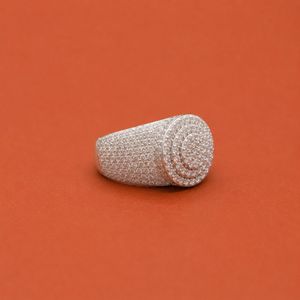 Bague de luxe pour homme en moissanite argentée, sertie de pierres rondes en grappe et halo, style glacé - Product Image 2