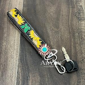 Nouveau porte-clés en cuir de vachette véritable de style western, fait main, avec motif floral et fermoir métallique, pour femmes - Product Image 1