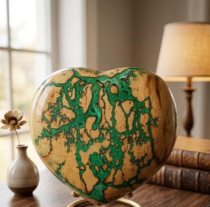 Urne en bois de hêtre et résine naturelle, artisanale, en forme de cœur fractal Lichtenberg, pour cendres d'animaux de compagnie, souvenir commémoratif - Product Image 1