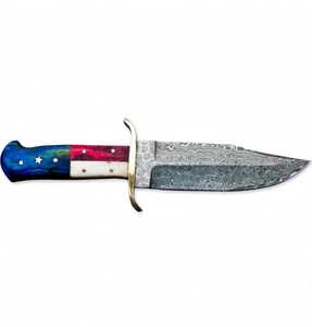 Couteau de camping extérieur en acier Damas fait main personnalisé, manche en résine rouge, blanc et bleu patriotique, garde en laiton, lame fixe - Product Image 1