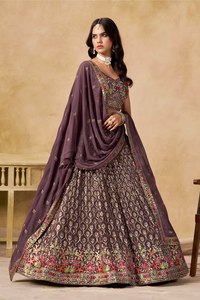 Elegante Lehenga Choli Morado Bordado con Estampado Floral y Dupatta de Organza para Damas de Honor - Product Image 4