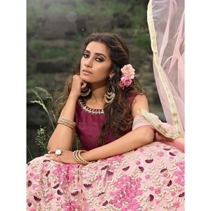 Lehenga choli ตาข่ายปักด้ายสีชมพูสวยงามเครื่องแต่งกายทำงานหรูหราสำหรับเจ้าสาว - Product Image 2