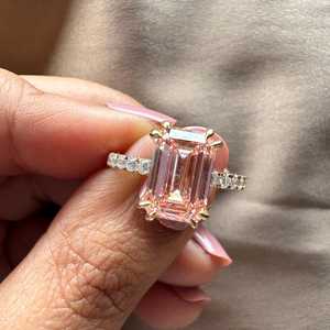 Bague solitaire en or jaune 14 carats avec diamant rose taille émeraude de 3,01 carats, cultivé en laboratoire, sertie à griffes, cadeau romantique pour fiançailles ou soirée - Product Image 4