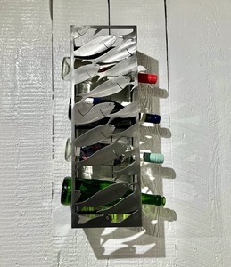 Porte-bouteilles mural en métal argenté au design poisson, élégant et stylé pour embellir les intérieurs de la maison ou des restaurants, vente en gros depuis l'Inde - Product Image 2