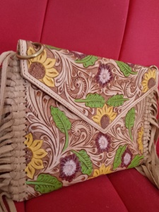 Sac bandoulière unisexe en cuir de vachette western, décoré de motifs floraux et de franges, imperméable et antivol, en stock. - Product Image 6