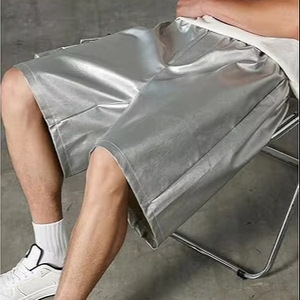 Shorts en cuir véritable pour hommes, personnalisés avec des poches latérales, en cuir de vachette - Product Image 1