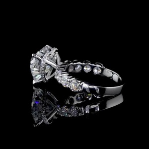 Bague pour femme en or blanc 14K avec diamant de laboratoire taille cœur romantique 2,00 carats et pierres latérales, certifiée IGI, pour fiançailles et anniversaire - Product Image 3
