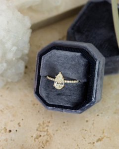 Bague de fiançailles élégante en or avec diamant solitaire taille poire et bande pavée de diamants pour femme, idéale pour une demande en mariage - Product Image 4