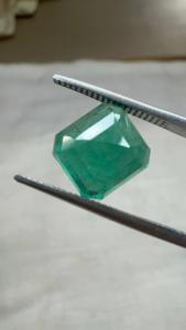 Émeraude naturelle zambienne de 4,26 carats, taille octogonale, pierre précieuse verte certifiée pour la vente en gros de bijoux fins - Product Image 2