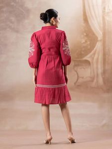 Vestido entallado y acampanado con mangas abullonadas, bordado y adornado, color rojo, con cuello camisero, para mujer. - Product Image 4