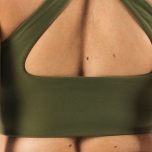 Top Deportivo Corto para Mujer, Color Verde Oliva, con Escote Profundo en V, Ligero y Elástico, para Entrenamiento, Yoga, Gimnasio y Fitness - Product Image 4