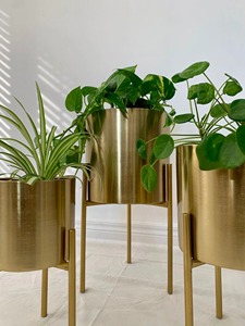 Juego de 3 macetas de metal dorado, perfectas para decoración de eventos, fiestas y exhibiciones de interiores, venta al por mayor desde India. - Product Image 2