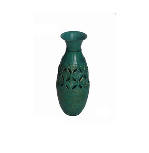 Vase à fleurs décoratif en aluminium au design intemporel pour la décoration de maisons et de bureaux de luxe - Product Image 6