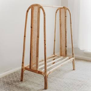 ราวแขวนเสื้อผ้าแบบตั้งพื้น ชั้นวางผ้าหวาย ชั้นโชว์สินค้าขายดี ตู้เสื้อผ้าแบบเปิดทำจากหวาย - Product Image 1