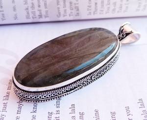 Colgante de Labradorita de Plata de Ley Natural, Collar de Piedras Preciosas Antiguas con Gran Brillo, Estilo Étnico, Joyería Hecha a Mano con Certificación IGI - Product Image 2