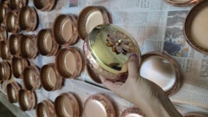 Cuenco de cobre martillado para frutos secos con tapa, caja/frasco dorado para dulces, ideal como regalo de agradecimiento o para fiestas de Diwali. - Product Image 2