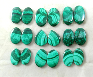 หินควอทซ์ Malachite สีเขียวเรียบตามธรรมชาติคู่อัญมณีด้านหลังแบนเข้าคู่หลวม