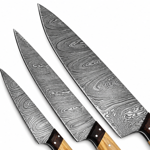 Ensemble de 3 couteaux de cuisine à motif Damas, lames gris argenté, manches en bois brun clair, pour chef, découpe et préparation des aliments - Product Image 3