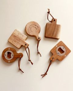 Abridor de Botellas Multiusos con Mango de Madera para Cerveza, Refrescos y Bebidas - Herramienta de Barra Duradera de Acero Inoxidable con Marca Personalizada - Product Image 4