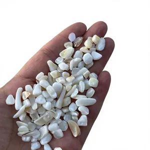Vente en gros de copeaux d'agate nacrée polie, cristal de 3-5 mm, pierre concassée pour la décoration de la maison et des fêtes par AMAYRA CRYSTALS EXPORTS - Product Image 1