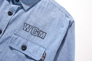 เสื้อเชิ้ตยีนส์ผู้ชายมีกระเป๋าและโลโก้ Wgm สไตล์วินเทจลำลอง แขนยาว ติดกระดุม ทรงลำลองสำหรับฤดูร้อน ปรับแต่งได้ - Product Image 5