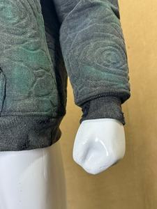 Ce sweat à capuche pour homme présente une esthétique discrète qui facilite son port avec de nombreux éléments de garde-robe décontractés. - Product Image 3