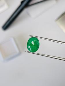 Émeraude naturelle de Zambie, taille ovale, 3,53 carats, qualité AAA, lustre superbe, belle couleur, coupe et polissage parfaits pour la création de bijoux. - Product Image 6