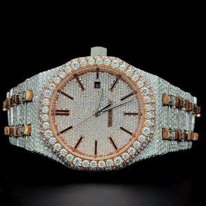 Montre classique pour homme avec cadran romain, entièrement sertie de diamants moissanite ronds, bicolore rose et blanc, avec date. - Product Image 1