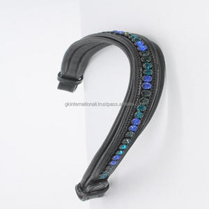 Bandeau de tête pour cheval en cuir rembourré de qualité supérieure, avec une rangée de cristaux de diamant et une chaîne métallique. - Product Image 5