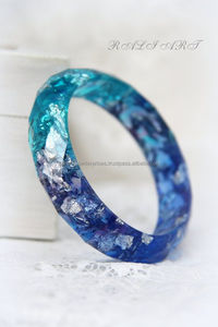 Bracelet jonc en résine de conception unique fabriqué à la main pièce de déclaration personnalisée écologique bijoux artisanaux avec style d'ange - Product Image 3