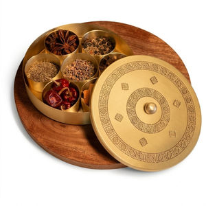 Moulin à épices et noix doré, artisanal, moderne et traditionnel, en métal, qualité alimentaire, lavable au lave-vaisselle, Lavie Creations, Uttar Pradesh - Product Image 5