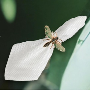 Hermoso anillo para servilletas con diseño de libélula y detalles de cristal que aporta un brillo deslumbrante a la presentación de servilletas y a la dispensación de regalos. - Product Image 4
