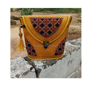 Sac de messager en cuir perlé bohème fait à la main de créateur pour femmes à la mode fronde indienne pour soirée Shopping fête géométrique - Product Image 6