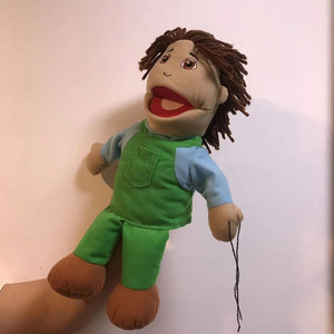 Marioneta de peluche personalizada con pelo rizado negro, camisa roja, peto azul, material súper suave para mayores de 3 años. - Product Image 2