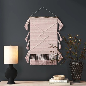 Tapiz de macramé rosa para decoración elegante del hogar, dormitorio, sala de estar y como acento estético de pared con suaves vibraciones bohemias. - Product Image 3