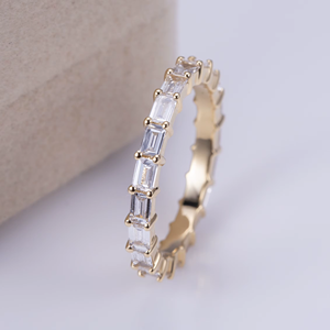 แหวนทองชุบ 18K แบบ Eternity Band ประดับคริสตัลทรง Emerald Cut ด้วยการฝังแบบ Channel Setting ดีไซน์เรขาคณิตคลาสสิก เหมาะสำหรับทั้งชายและหญิง - Product Image 3