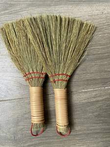 Escoba de mano ecológica de fibra natural pequeña al por mayor - Cepillo portátil para limpieza de teclado de escritorio con mango de bambú - Escoba de hierba hecha a mano - Product Image 6