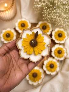 Bougie créative en forme de tournesol avec support en céramique à pétales dorés - Product Image 5