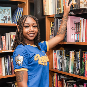 Camiseta Legacy de la Hermandad Sigma Gamma Rho, Azul, para Mujer, con Estampado Gráfico, Manga Corta, Cuello Redondo, Letras Griegas, Estilo Casual, Personalizada - Product Image 6