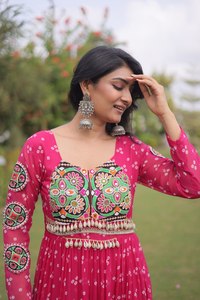 Vestido especial para Navratri con estampado Bandhani de diseñador, con trabajo Gamthi, trabajo de espejos auténticos y encaje Kodi en tejido Faux Georgette. - Product Image 2