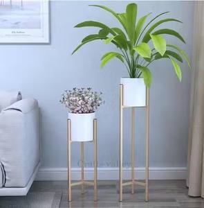 Support de pot de fleurs en métal haut de gamme avec pot blanc, design triangulaire fait main durable pour pots lourds et décoration intérieure élégante - Product Image 4