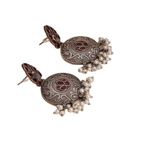 Jhumka Colgante Antiguo de Plata Oxidada y Latón con Forma de Campana, Zirconia Roja de Corte Pera y Perla de Imitación con Engaste de Bisel, Estilo Boho Clásico - Product Image 5