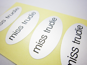 Etiquetas Adhesivas de Vinilo Plateado Mate Personalizadas para Botellas de Mermelada, Miel y Salsas Picantes, Frascos de Velas - Resistentes al Agua, al Calor y a las Roturas - Product Image 3