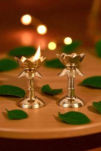 Lampe à huile Diya en laiton en forme de lotus pour la décoration de Puja Diwali, design traditionnel de lotus, Diya de temple pour la maison et les cadeaux - Product Image 4