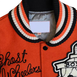 Chaqueta Varsity Clásica para Hombre con Ribete a Rayas y Logotipo, una elección clásica con el icónico ribete de punto a rayas - Product Image 3
