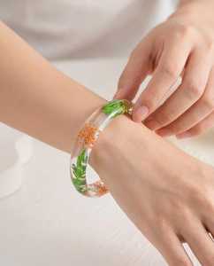 Bracelet en résine époxy fait main, motif floral, forme ronde, technique de moulage, artisanat de bijouterie - Product Image 2