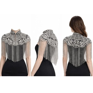 Top tipo capa con flecos y cuentas bordadas a mano para mujer, con cuello alto y adornos superpuestos, ideal para fiestas y espectáculos. - Product Image 3