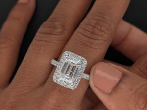 Bague de fiançailles en moissanite taille émeraude 3 carats avec halo, plaquée rhodium, or blanc massif 14 carats, luxe, tendance, pour anniversaire ou soirée - Product Image 2