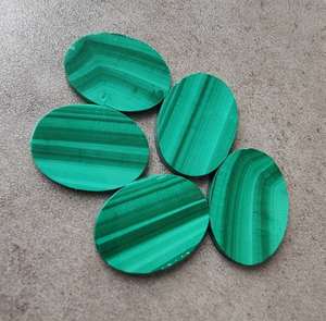 มาลาไคต์ธรรมชาติทรงรีแบบคาโบชอง หินพลอยเม็ดเดี่ยวสำหรับทำเครื่องประดับ วัสดุงานฝีมือ และของสะสม - Product Image 3